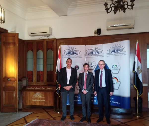 جمعية رجال أعمال إسكندرية ووكالة Business France تبحثان شراكات حيوية استقبلت جمعية رجال أعمال إسكندرية، برئاسة الأستاذ محمد هنو، رئيس مجلس إدارة الجمعية، والأستاذ هيثم القيار، الأمين العام للجمعية، يوم الأربعاء، رومان جيزارد، المدير الإقليمي لوكالة Business France ، وذلك للاطلاع على أنشطة الوكالة والتى تستهدف تشجيع ودعم إقامة شراكات حيوية ما بين قِطاع الأعمال في #مصر و #فرنسا. قال رومان جيزارد، المدير الإقليمي لوكالة Business France إن الوكالة تسعى لجذب المستوردين المصريين لحضور الحدث الذي تُنظمه على مدار يومين، في العاصمة الفرنسية باريس ومدينة مارسيليا، وذلك بحلول نهاية شهر سبتمبر، وأول أكتوبر، مُتطلعًِا لنتائجه من تدفُق #الاستثمارات الجادة، واستقطاب رواد الأعمال المصريين. دعا جيزارد، رجال أعمال الجمعية للمُشاركة في الحدث لكونه يفتح آفاقًا واسعة لكافة قطاع الأعمال المصري من خلال انعقاد اللقاءات الثُنائية مع مُختلف #الشركات الفرنسية المُتخصصة في مجالات؛ التحوّل الرقمي، و #اللوجستيات، فضلاً عن تكنولوجيا المعلومات، موضحاً التوجه الفرنسي لتنشيط #التجارة بين البلدين، لتُصبح مصر جسرًا يصِل فرنسا بالقارة الإفريقية. من جانبه اقترح الأستاذ محمد هنو، رئيس مجلس إدارة #جمعية_رجال_أعمال_إسكندرية، فتح المجال للتعاون في مجالات أخرى بما يسهم في زيادة فرص إتمام الشراكات خاصًة مع تواجد تعاون بالفِعل بين البلدين في مجالاتٍ عديدة.