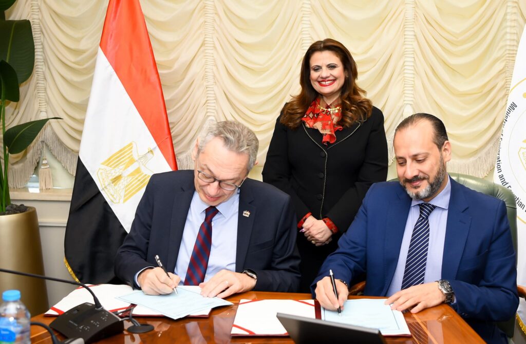 جمعية رجال أعمال إسكندرية ووزارة الهجرة يوقعان بروتوكول تعاون لتمكين وتدريب الشباب الراغب في الهجرة بالقرى الأكثر احتياجًا